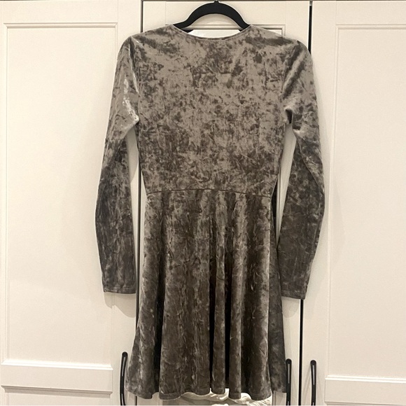 FOREVER21 VELVET SILVER DRESS - Picture 4 of 10